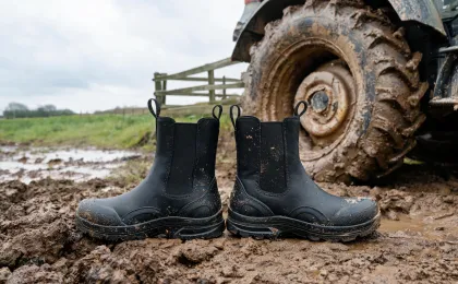 Pull on safety boots